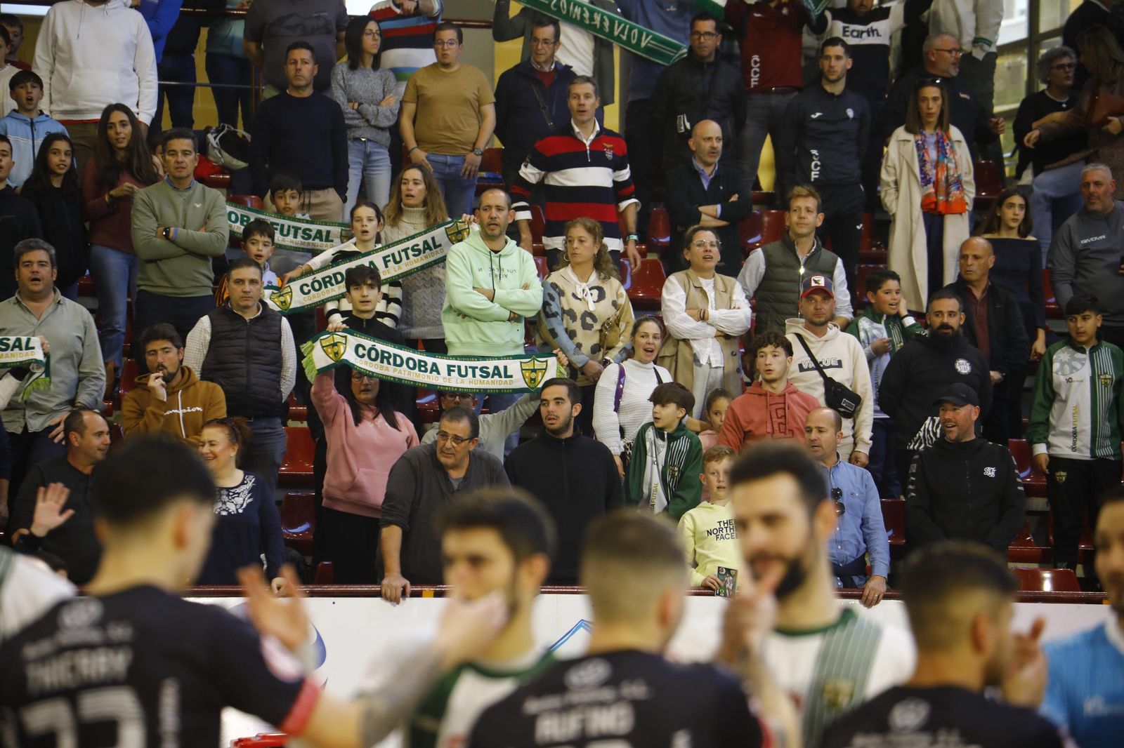 Las mejores fotos del ambiente en Vista Alegre para el Córdoba Futsal - Noia