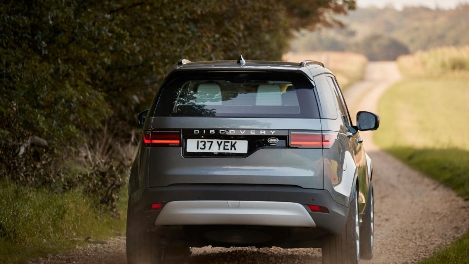 Los precios oscilan entre los 70.500 euros del motor de gasolina menos potente a los 100.700 -50 euros más que el Diesel más potente y equipado- que supone el P360 con el acabado R-Dynamics HSE. Este motor es el único con, además de turbo, compresor eléctrico.