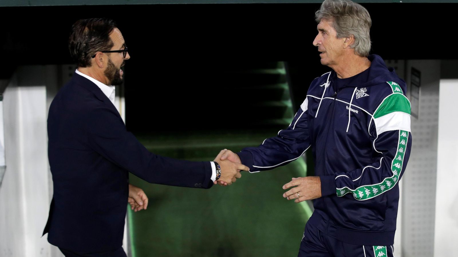 Bordalás y Pellegrini se saludan en el Betis-Valencia del pasado mes de octubre.