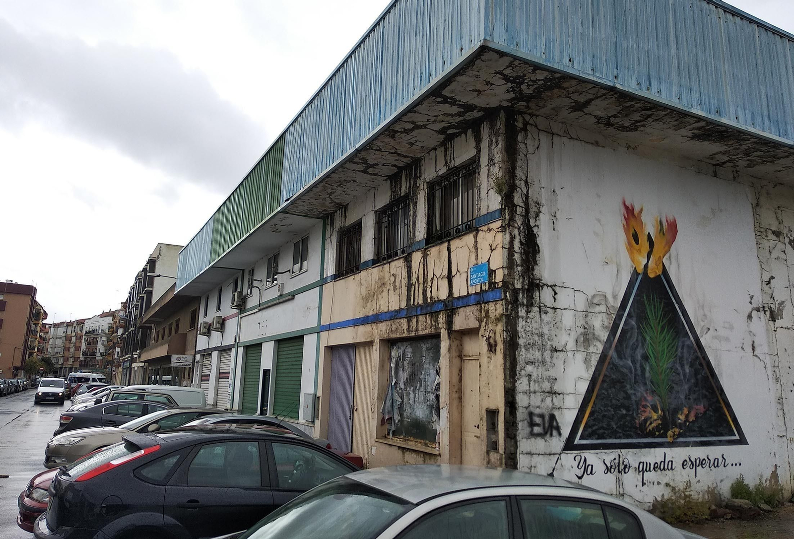 Imágenes de suciedad y okupas en la calle Santiago Apóstol