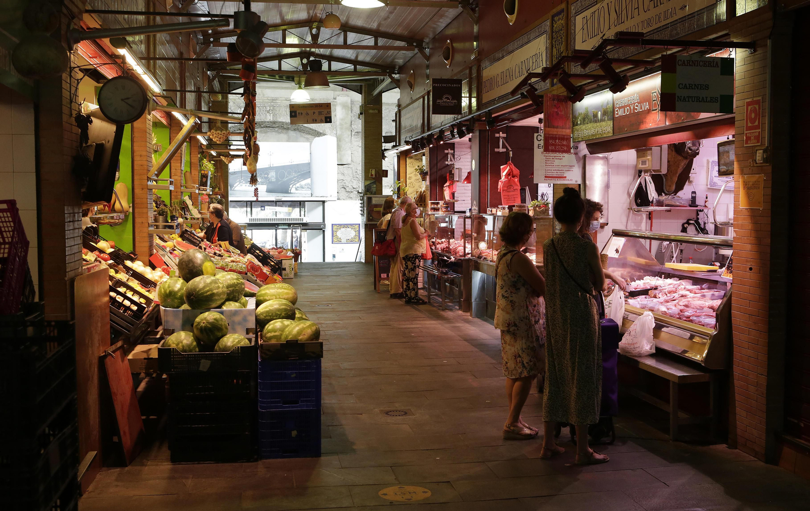 Puestos en el mercado de Triana.
