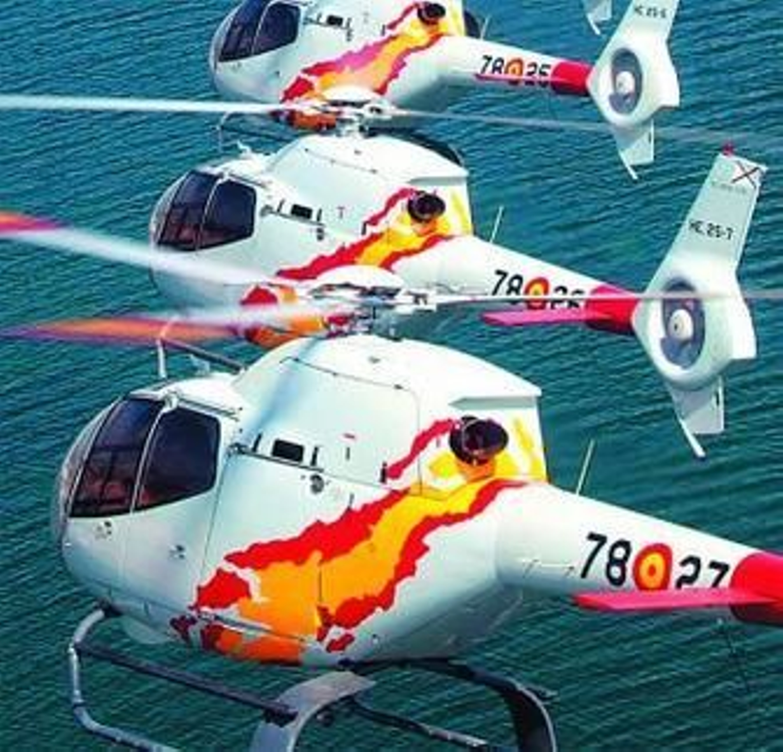 Helicópteros 'Colibrí' de la patrulla Aspa que ensayarán hoy en la playa.