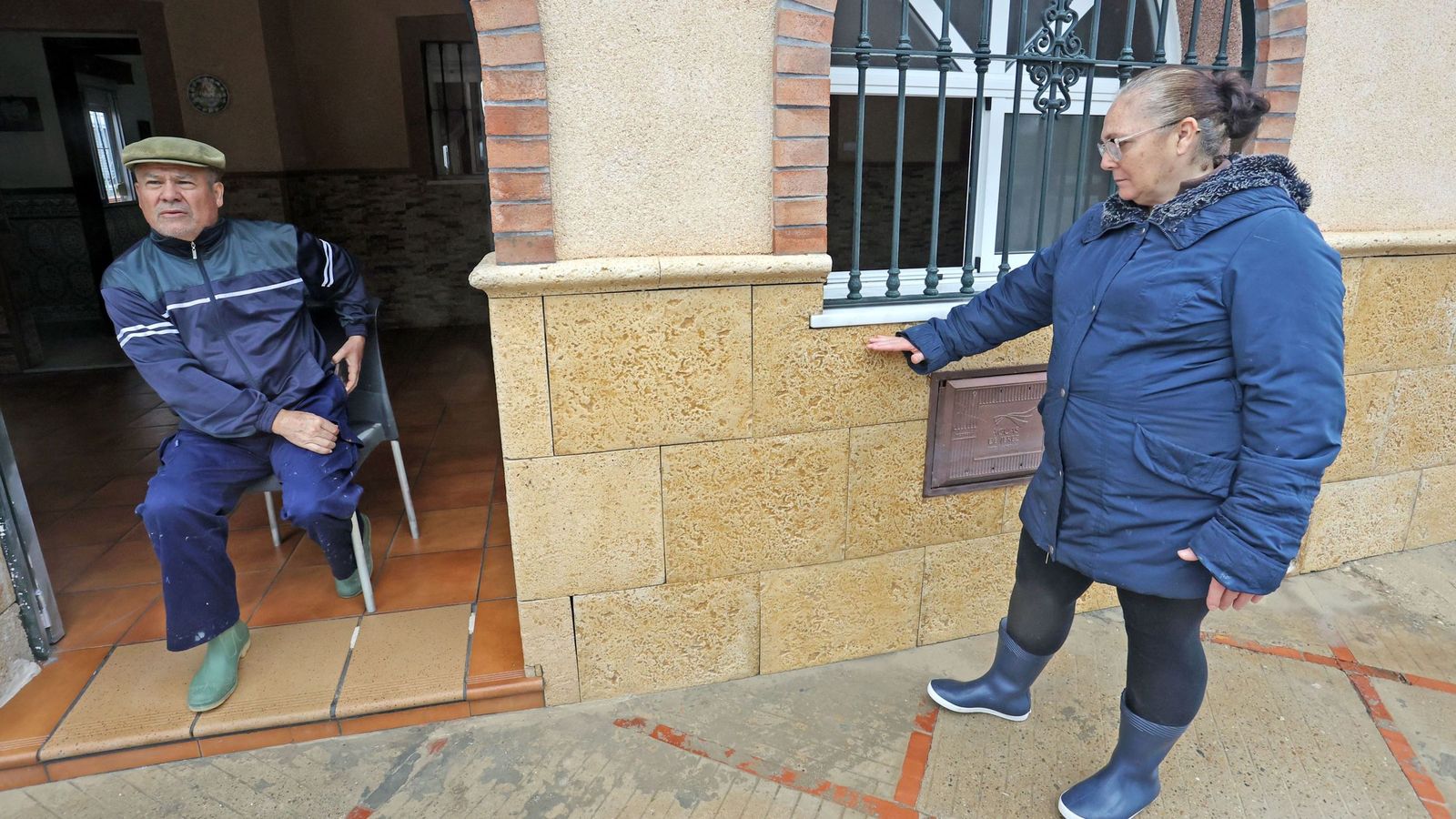 Mercedes y José Luis, vecinos de El Portal, muestran hasta donde ha llegado el agua.