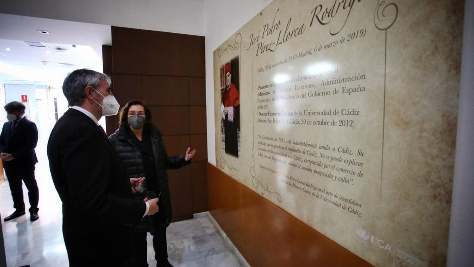 El rector, Francisco Piniella, y la viuda de Pérez-Llorca, Carmen Zamora, ante el panel descubierto.