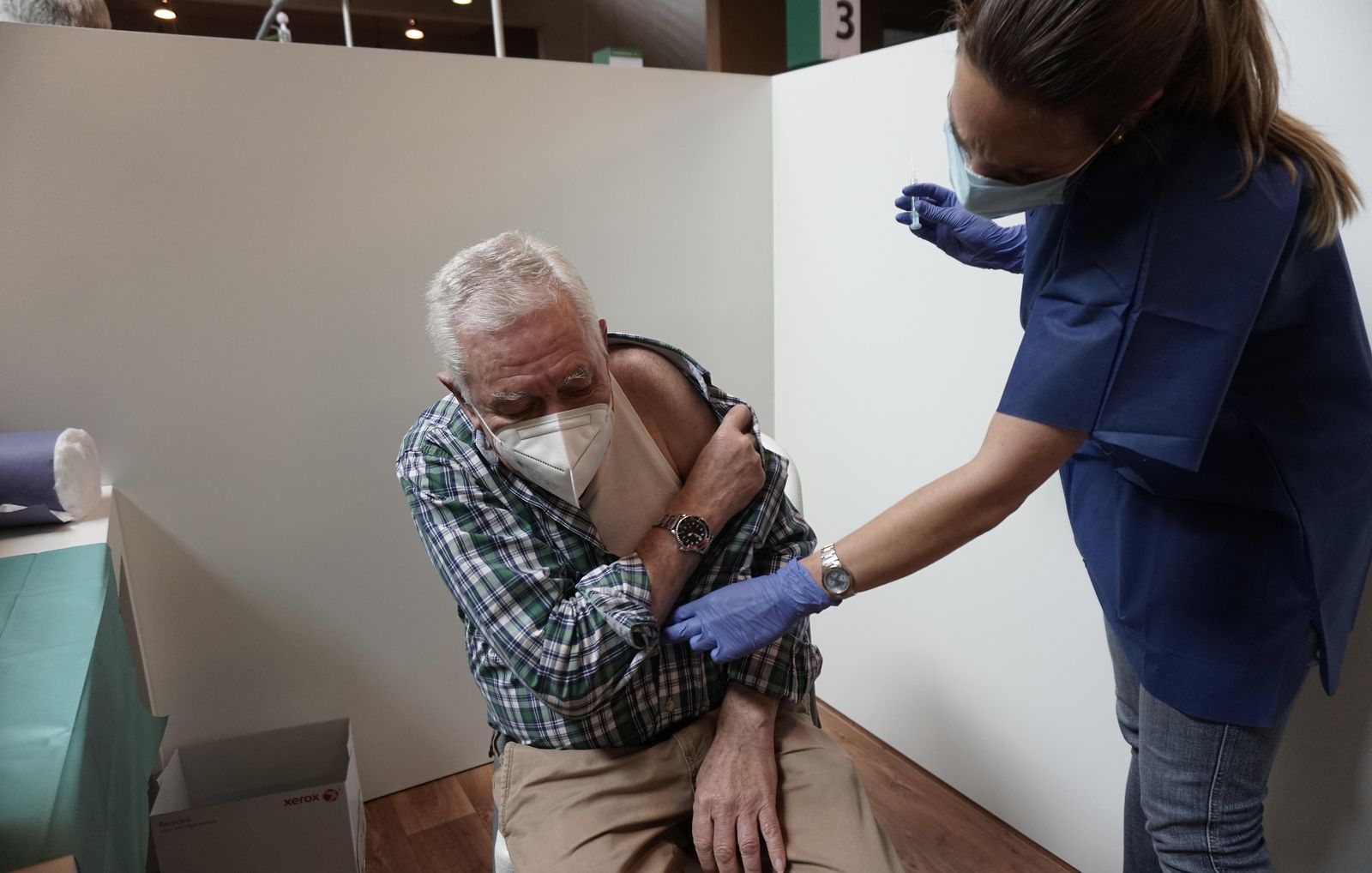 Imágenes de la vacunación de mayores en el Estadio de la Cartuja