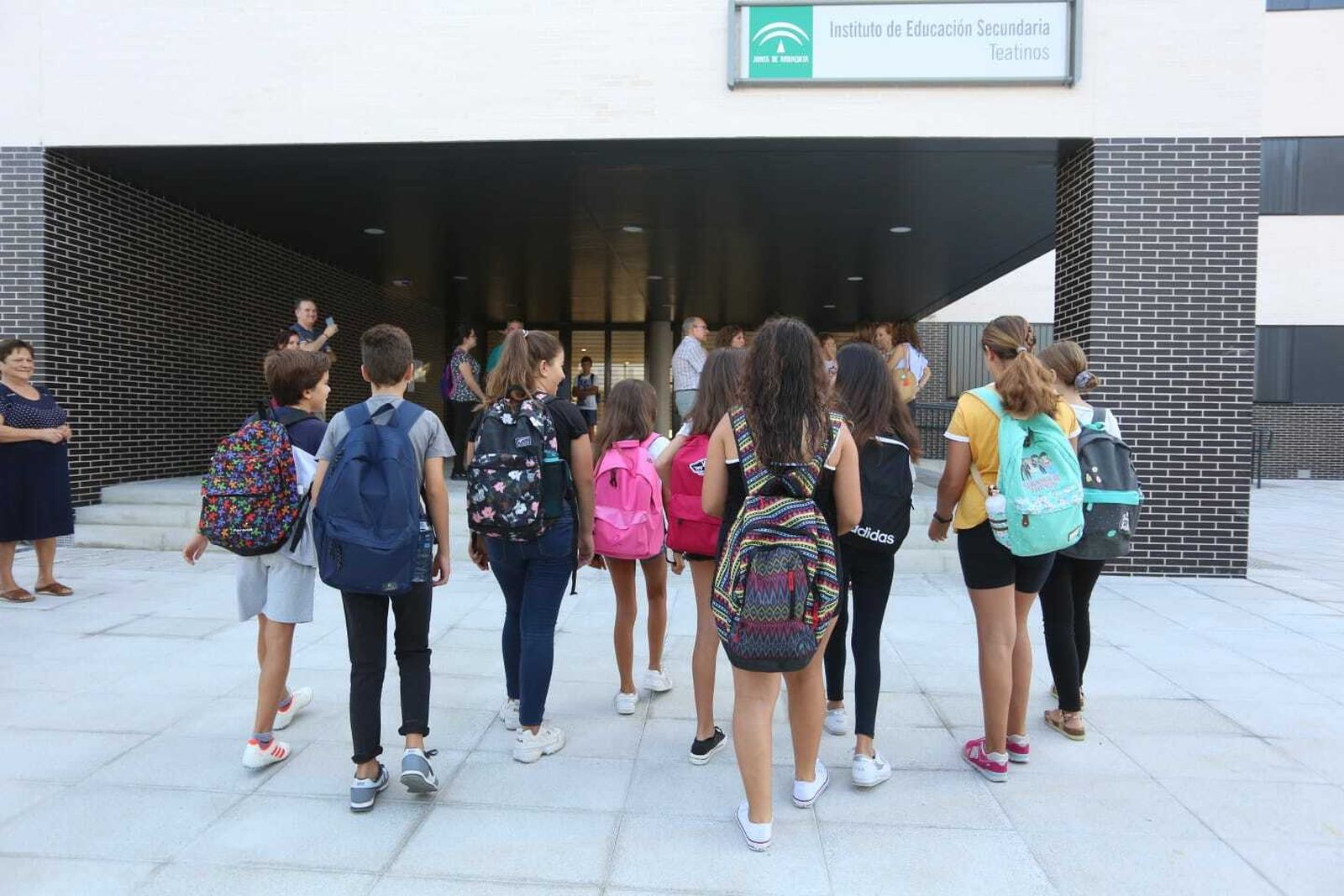 Alumnos de Secundaria inauguran el nuevo edificio de Teatinos.