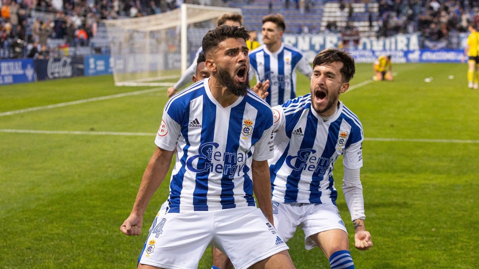 Manu Galán celebra su gol al San Roque de Lepe en la temporada 22/23.