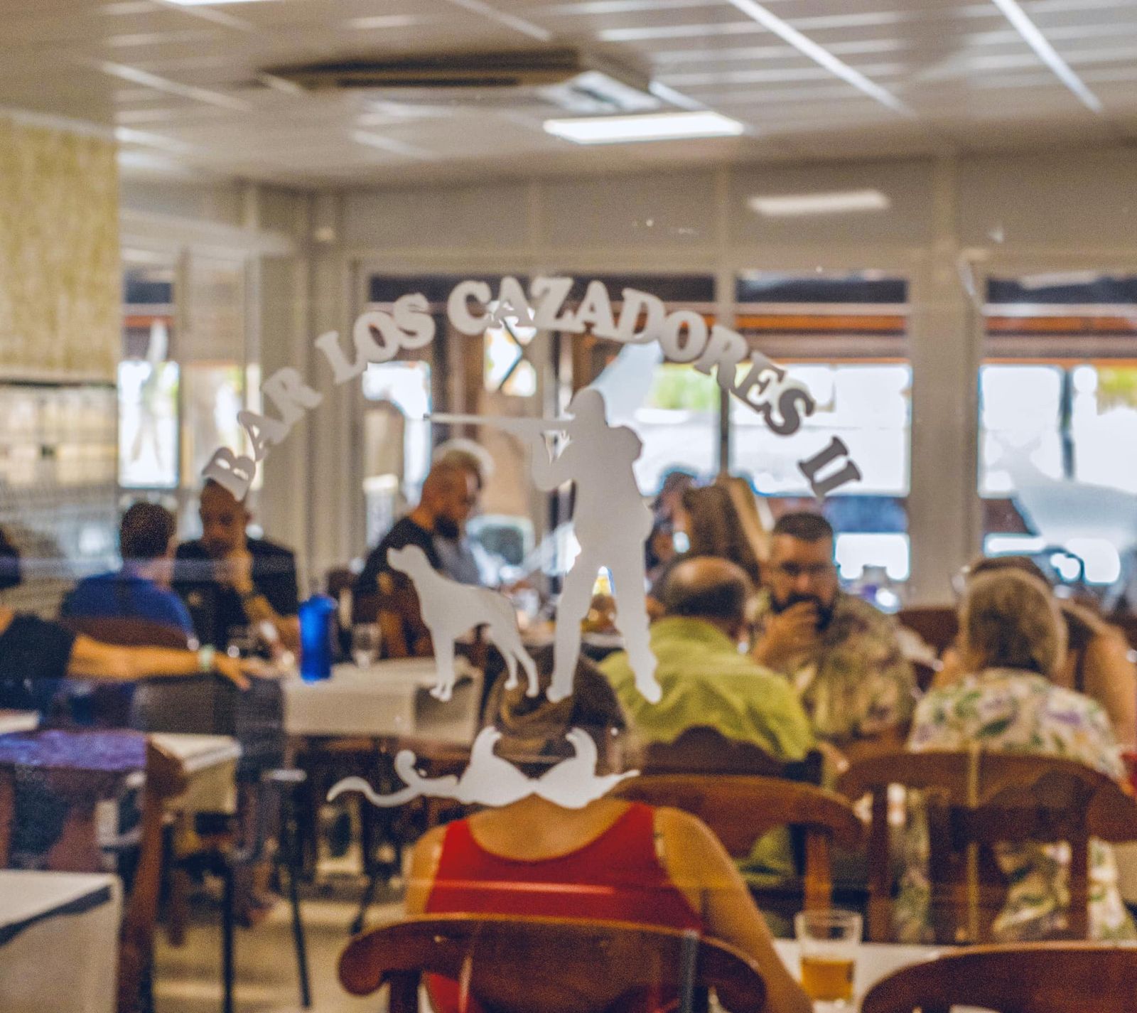 Su interior cuenta con amplios salones y servicio de barra