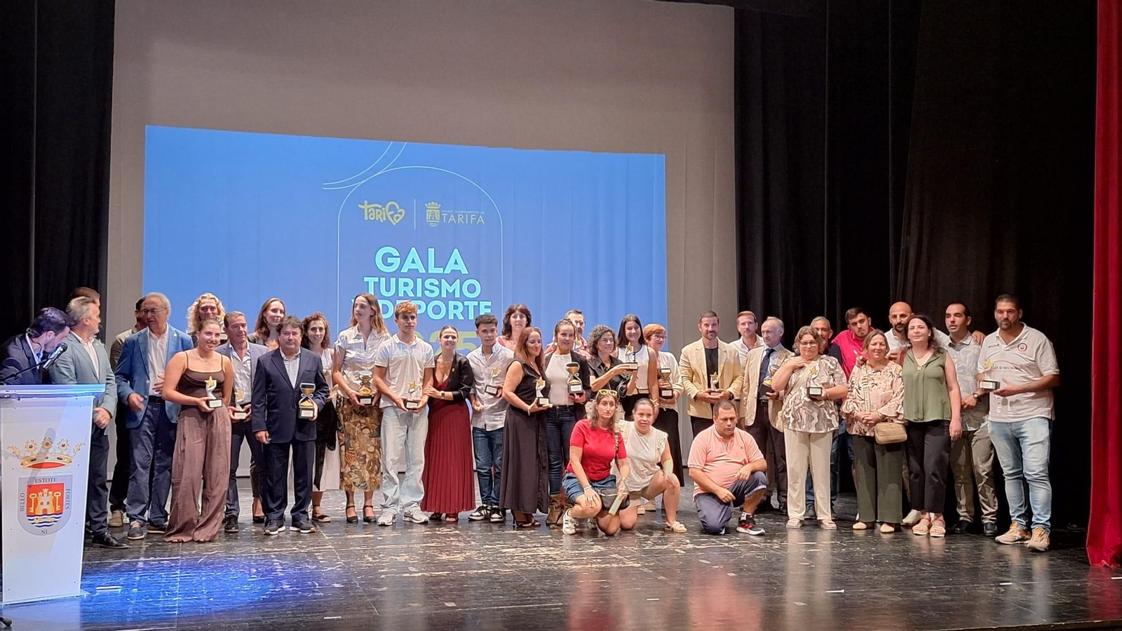 Foto de familia de los galardonados en la Gala del Turismo y Deporte de Tarifa.