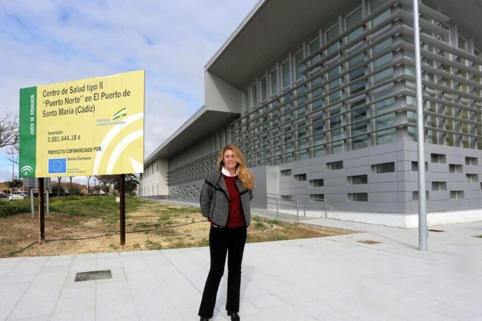 La edil Leocadia Benavente, ante el centro de salud Ángel Salvatierra, de la Zona Norte.