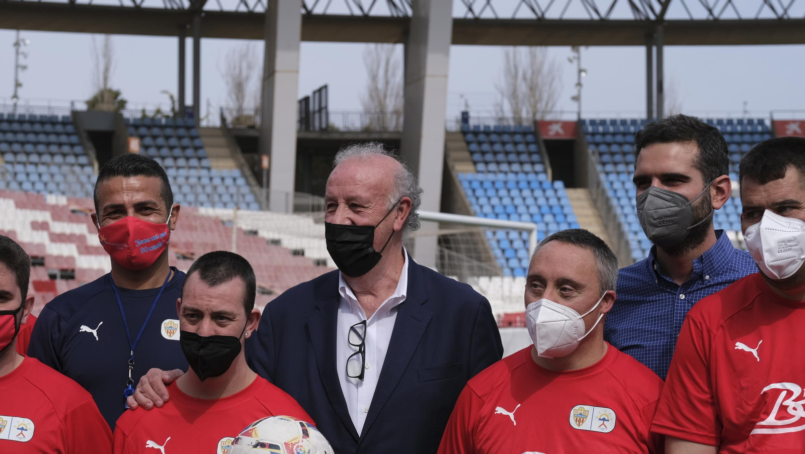 Fotogalería de la visita de Vicente del Bosque al equipo Genuine de la Fundación U.D. Almería