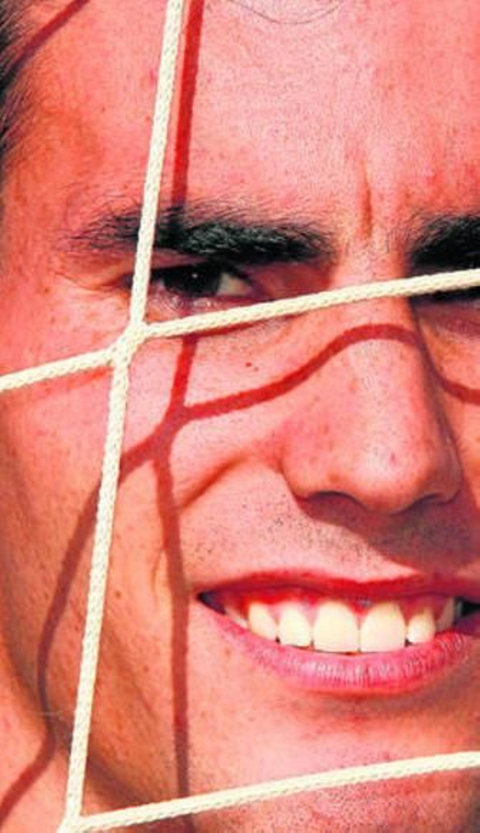 Alejandro Alfaro sonríe tras la red de una portería.