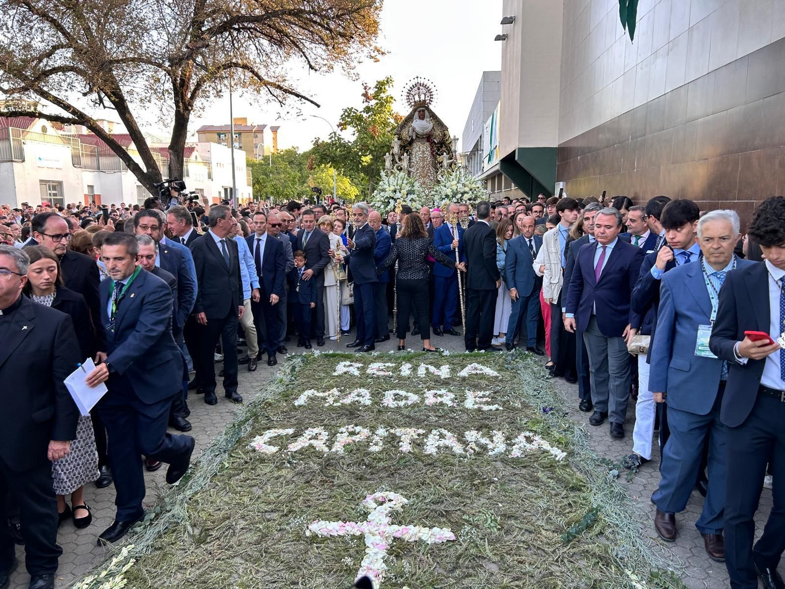 Salida de la Esperanza de Triana de la Parroquia de San Pío X