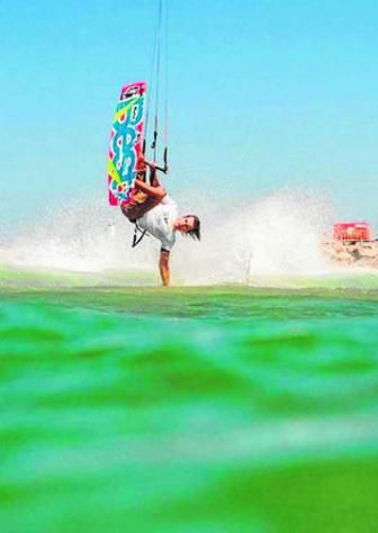 Un participante realiza un truco en las aguas tarifeñas.