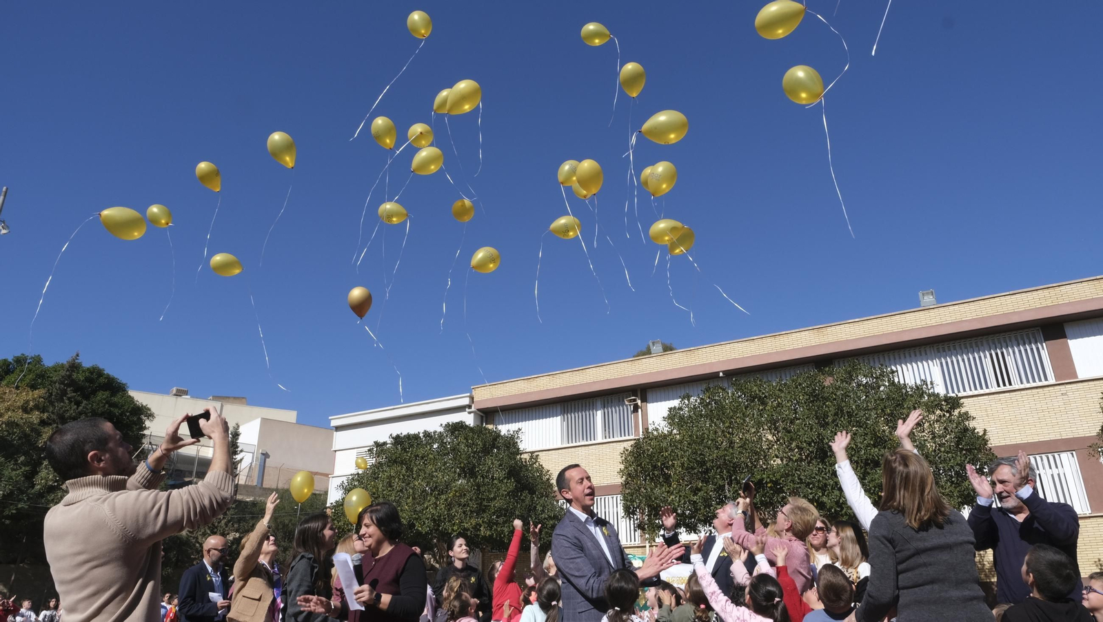 Día Internacional Contra el Cáncer Infantil en el CEIP 28 de Febrero, en imágenes