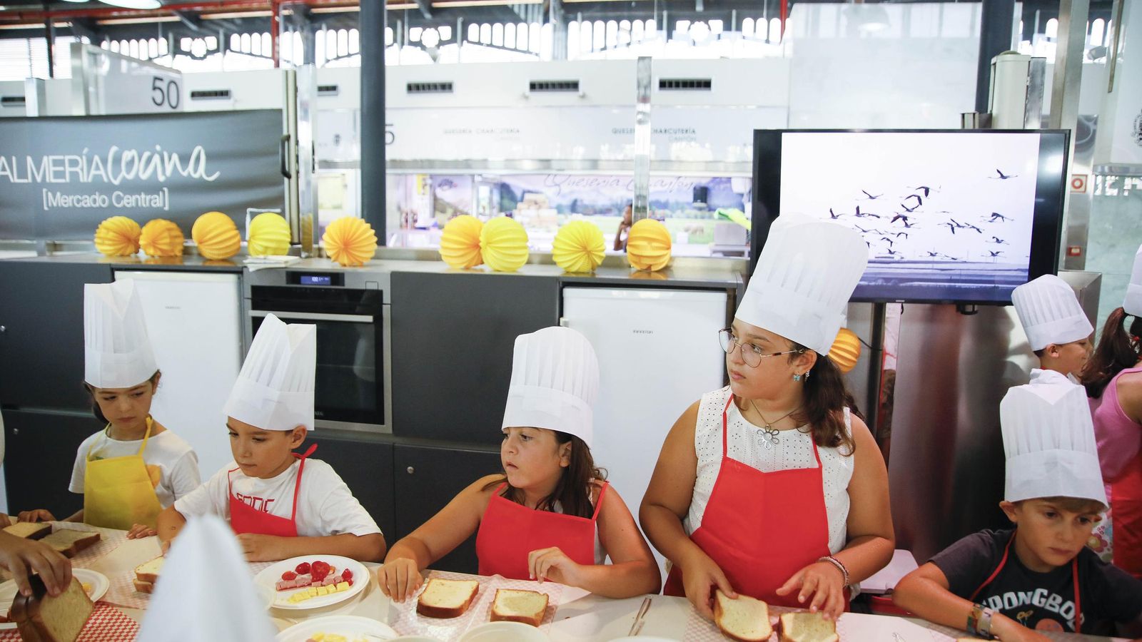Las imágenes del taller infantil de cocina en el mercado de Almería
