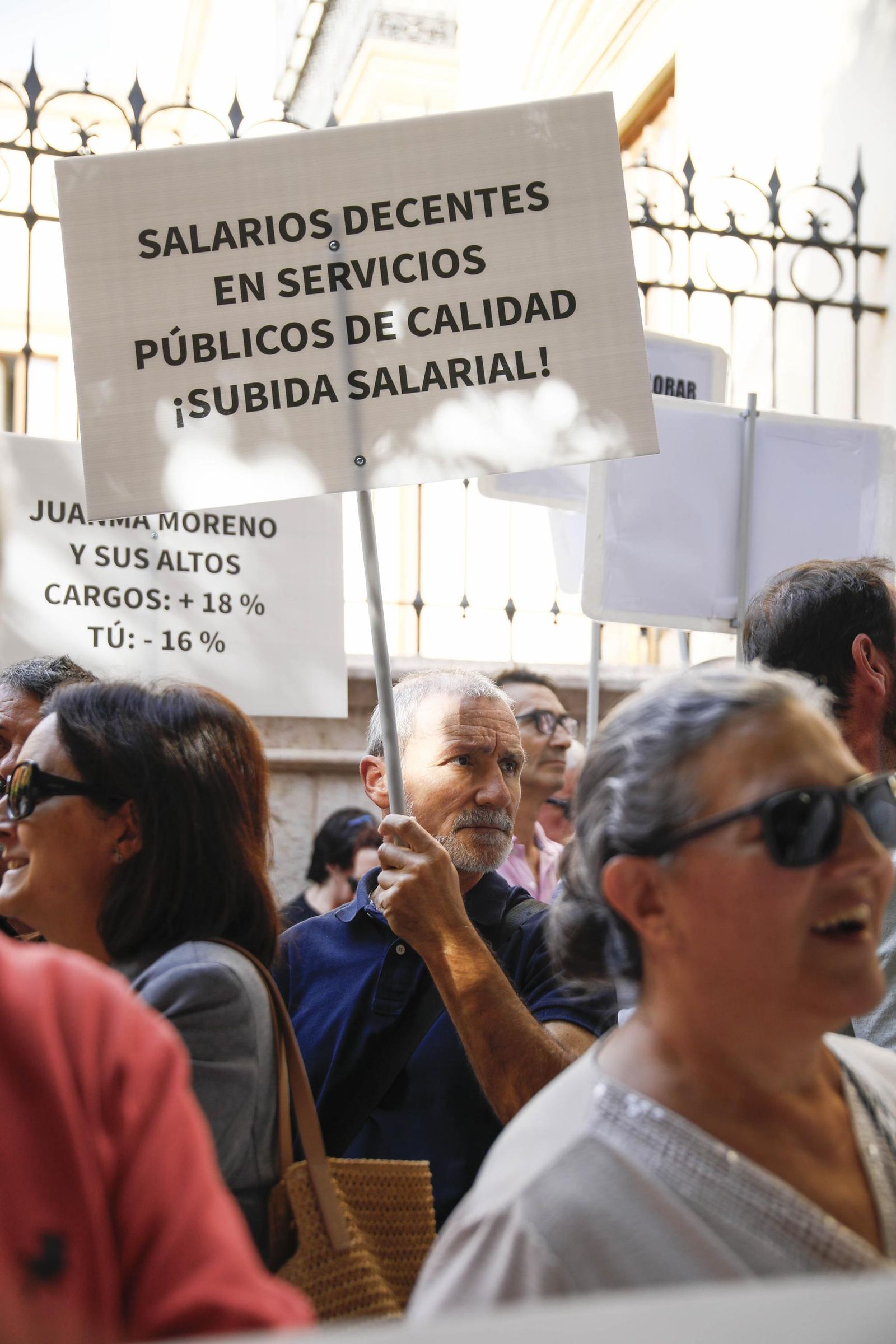 Las imágenes de la concentra para reclamar mejoras laborales para el personal funcionario de la Junta de Andalucía en Almería