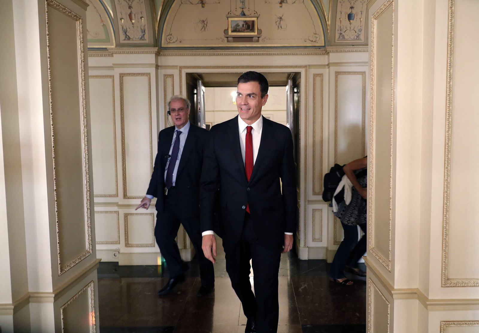 La primera entrevista de Pedro Sánchez como presidente, en imágenes