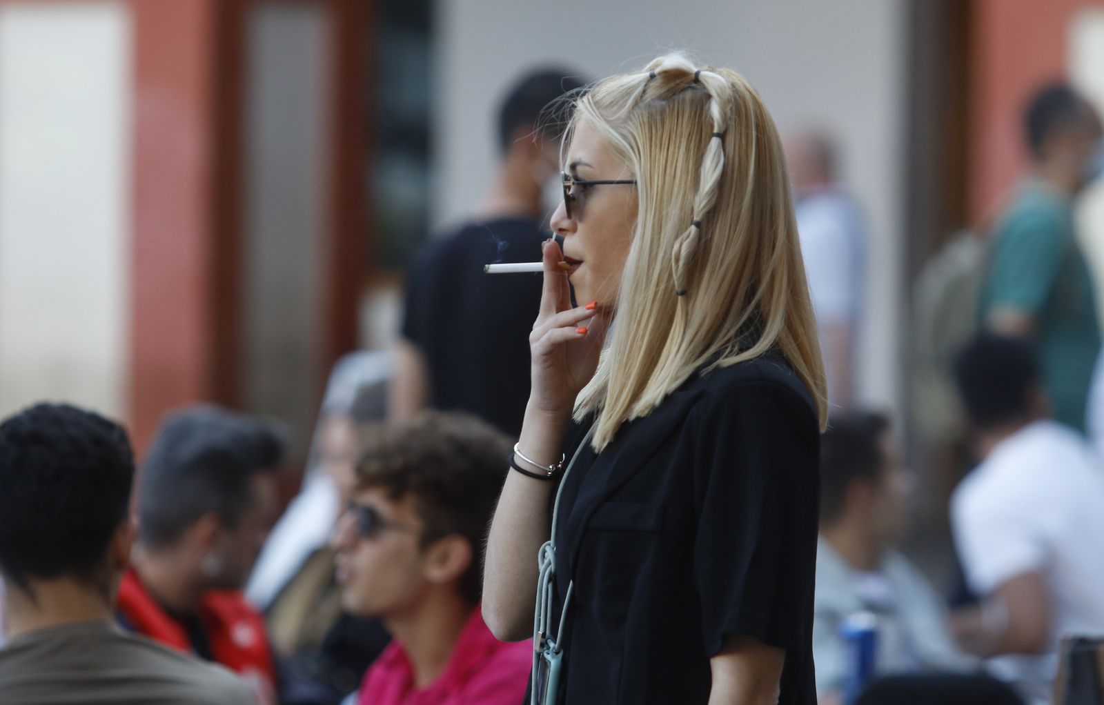 Una persona fumando en una plaza de Córdoba.