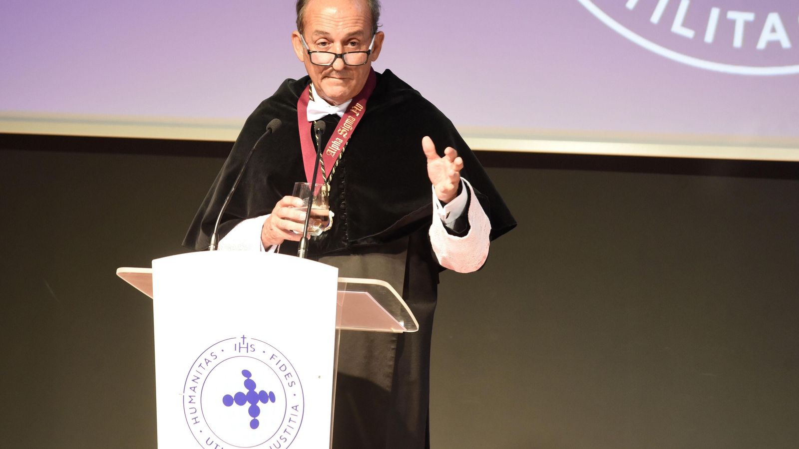 El anterior rector de la Loyola, Gabriel Pérez Alcalá, durante su discurso de despedida del cargo.