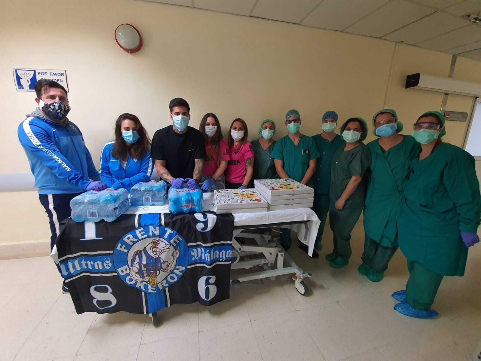 Samu García y miembros del Frente Bokerón dejan víveres en un hospital malacitano.