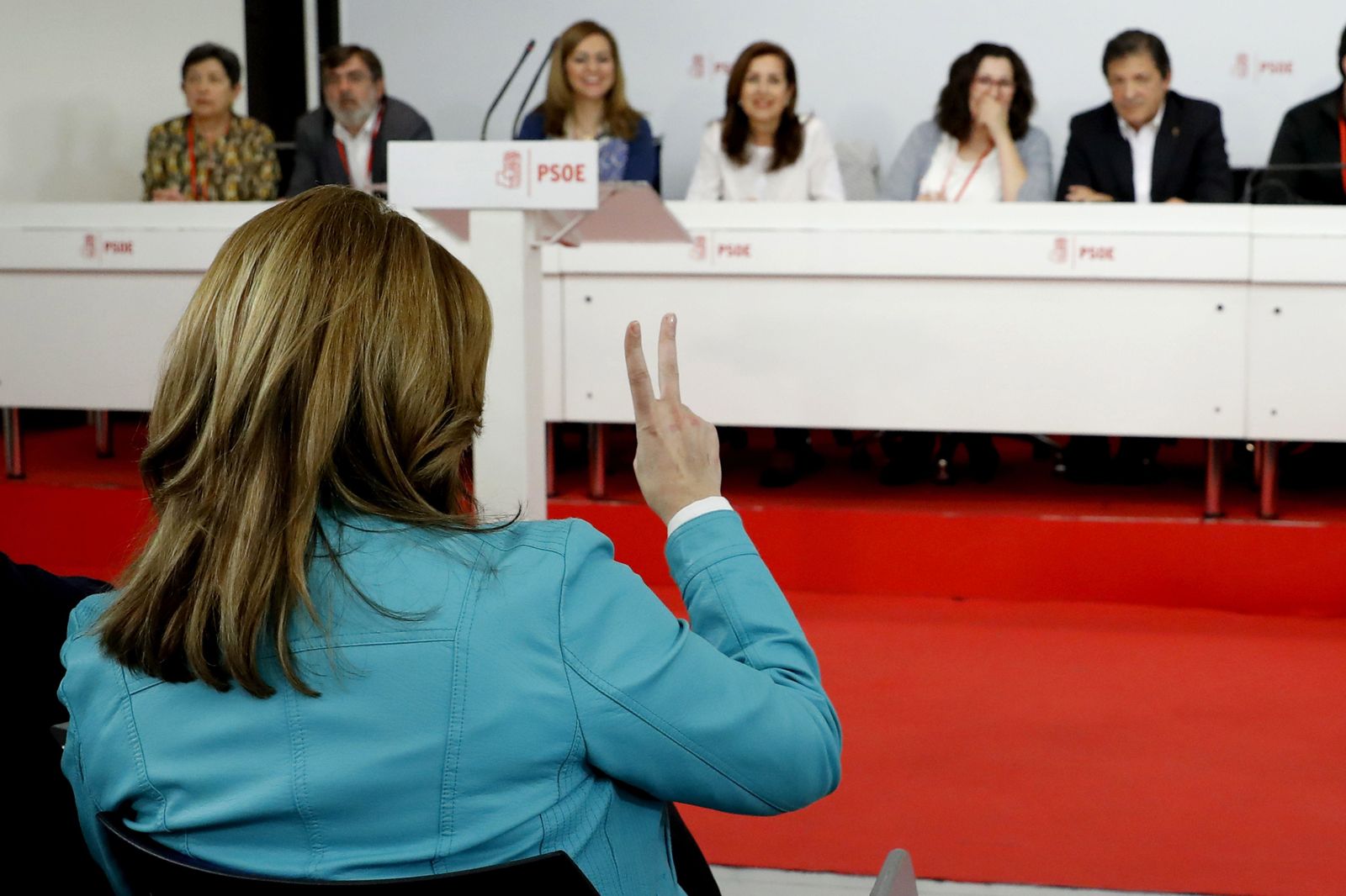 Susana Díaz hace señales a los miembros de la gestora, ayer en Ferraz.