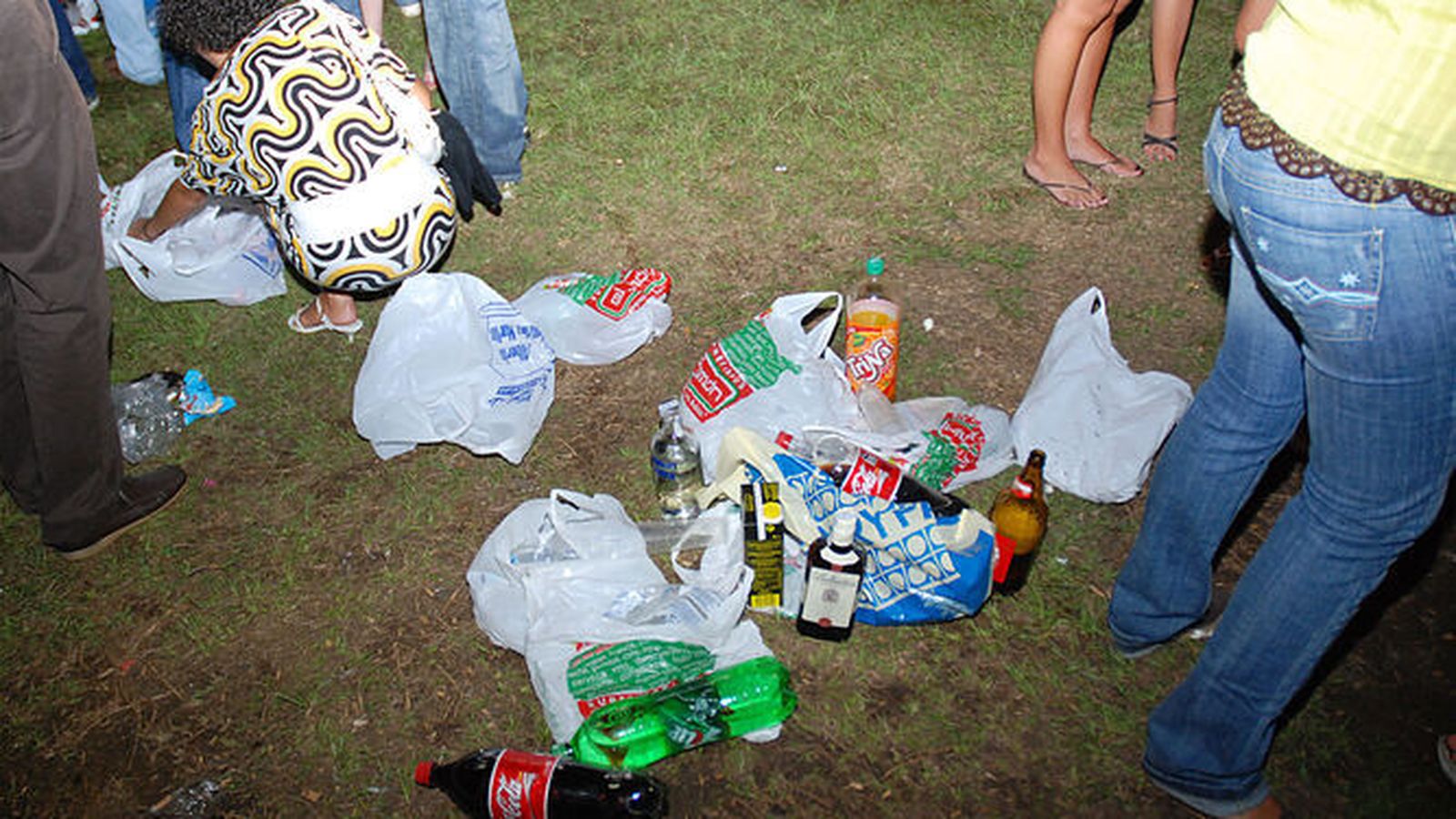 Imagen de un botellón durante este verano.