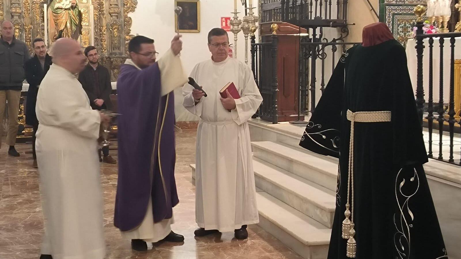 Acto de bendición de la túnica y el mantolín