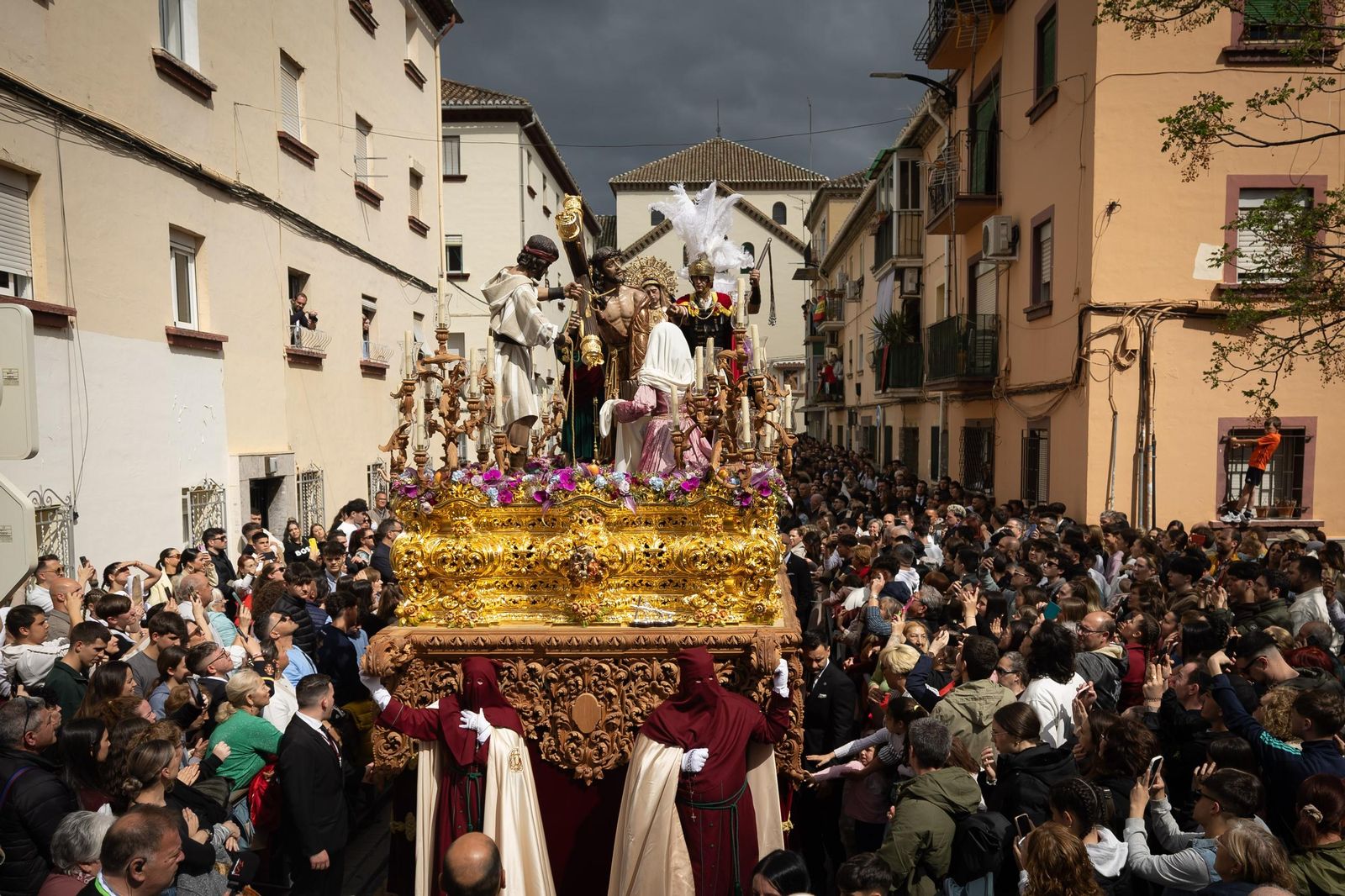 Así vivió Granada la salida de la Hermandad del Trabajo 2025