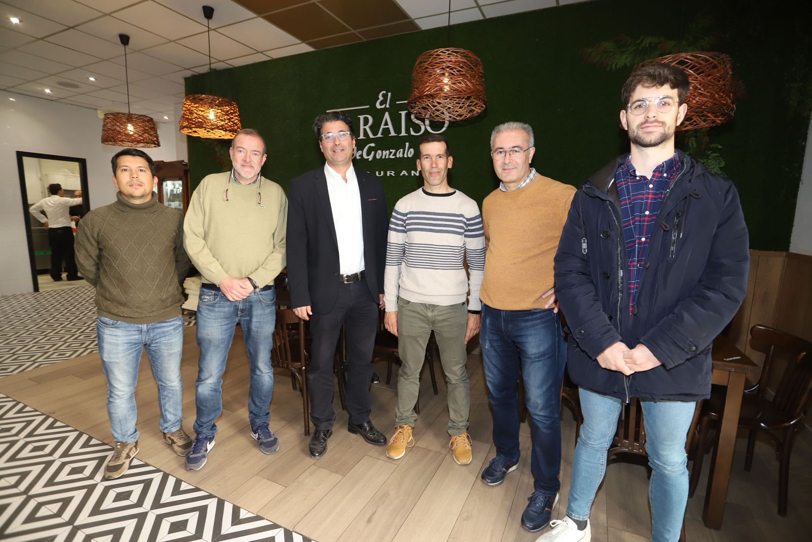 Los integrantes de la Tertulia Deportiva de ‘Huelva Información’, junto a José Antonio Cabrera y Javier Macías.