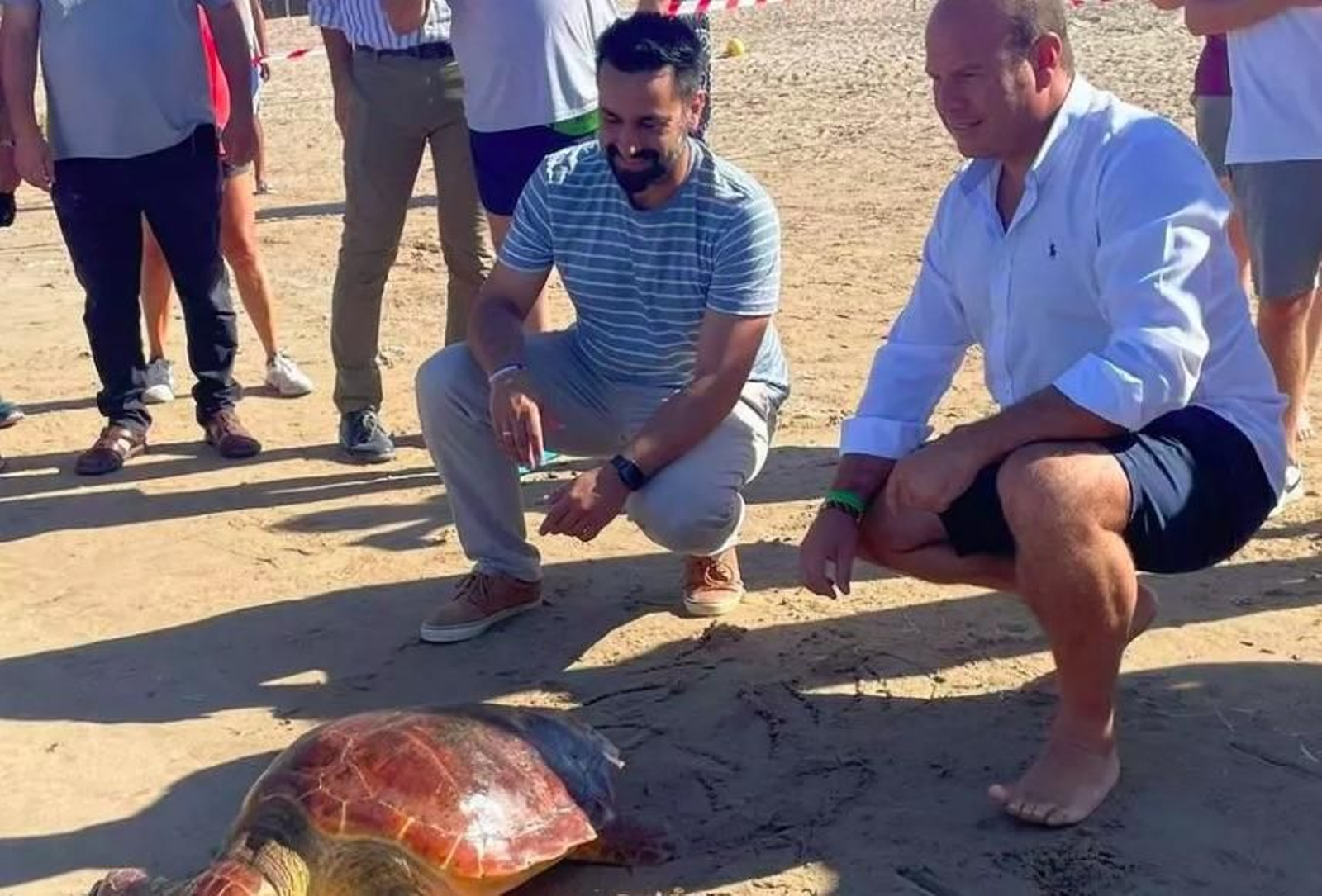 Un momento de la liberación de las dos tortugas Cristiano y Claudia.