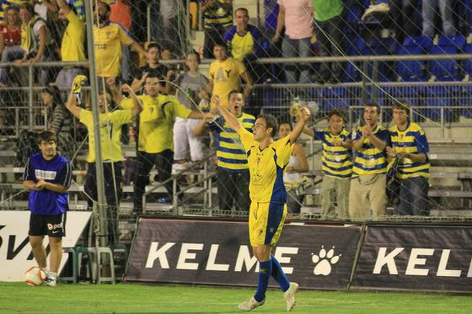 El gaditano, que dejó buenos detalles, celebra su tanto. 

Foto: Joaquin Pino