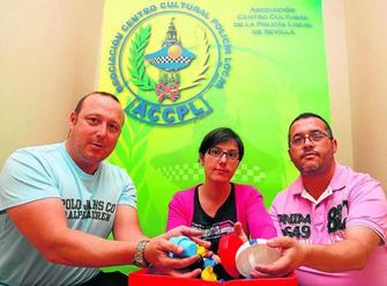 El policía Manuel A. y los padres de Quique, con los tapones recogidos hasta ahora.