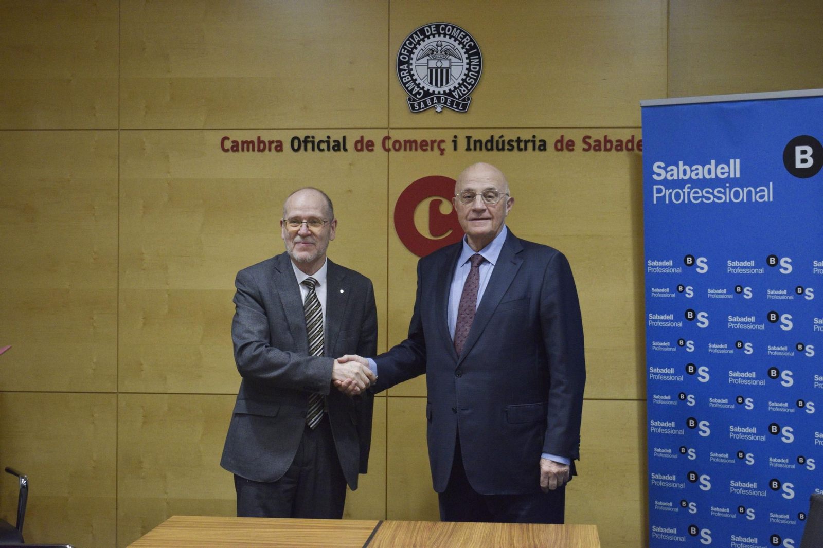 El presidente del Banco Sabadell (d.) junto al presidente de la Cámara de Comercio de Sabadell.