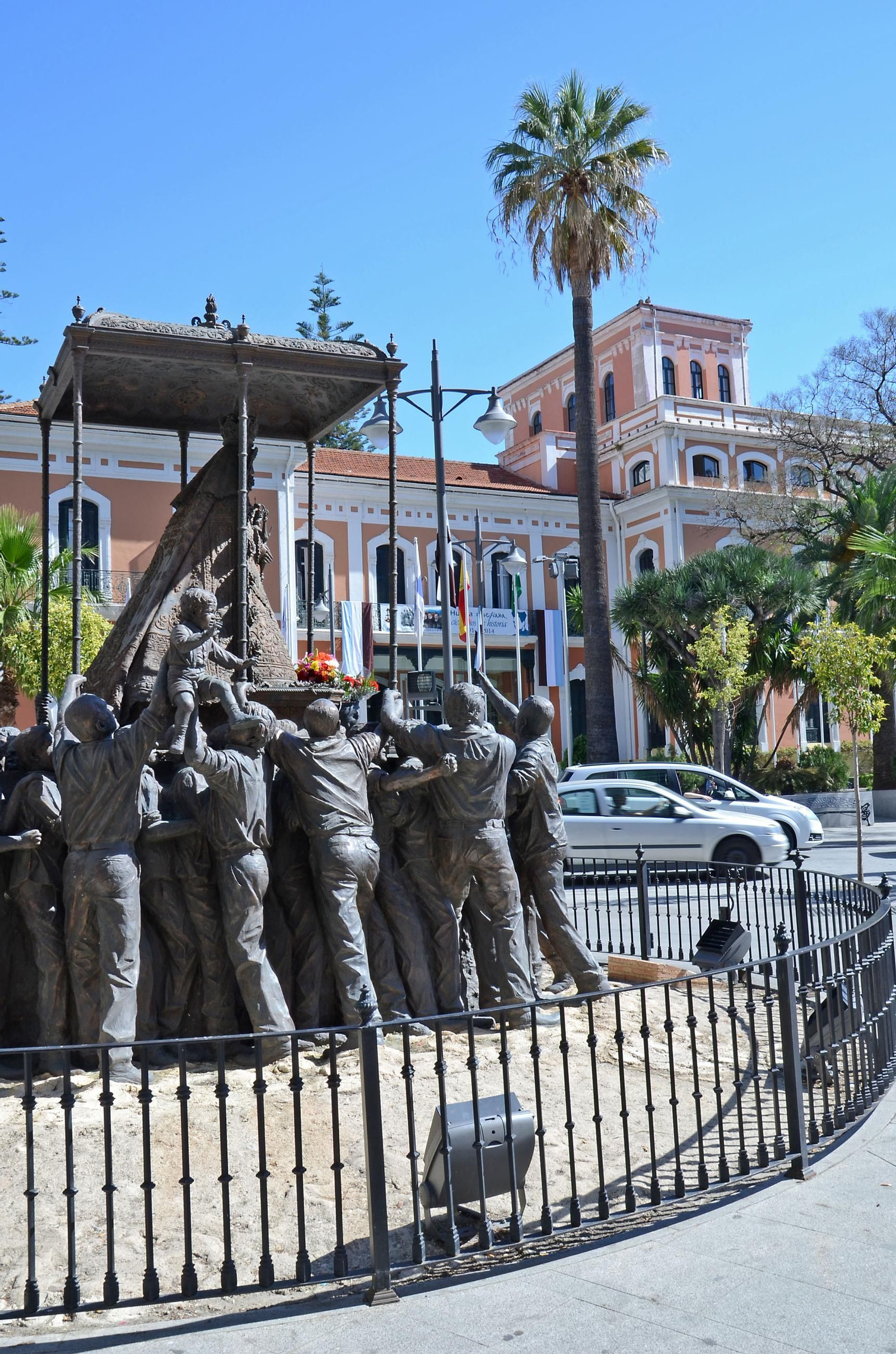 Monumento del Rocío y detrás, la Casa Colón Monumento del Rocío y detrás, la Casa Colón