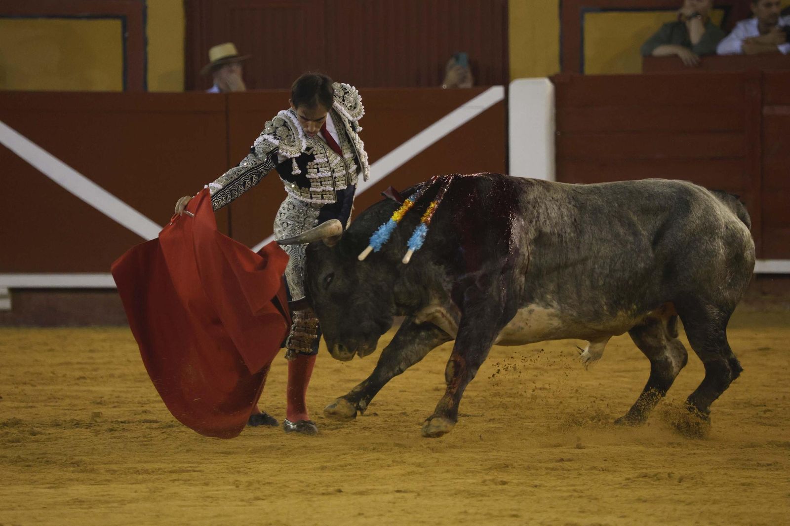 Una decepcionante corrida de Miura con Esaú Fernández a hombros cierra Algeciras