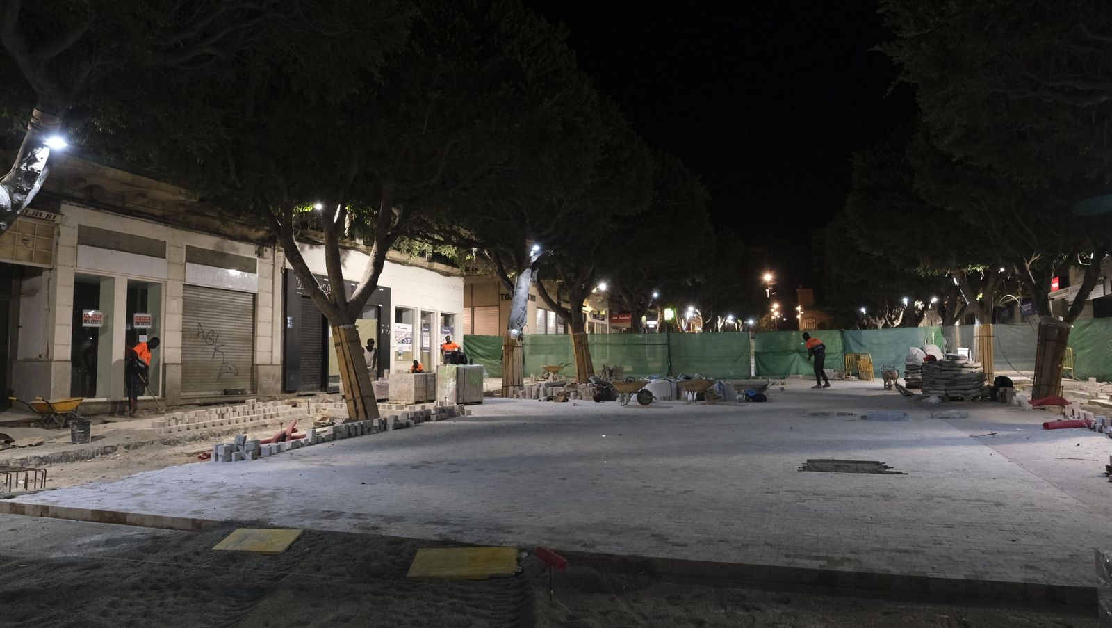 Las obras de peatonalización del Paseo de Almería entran en el turno de noche, en imágenes