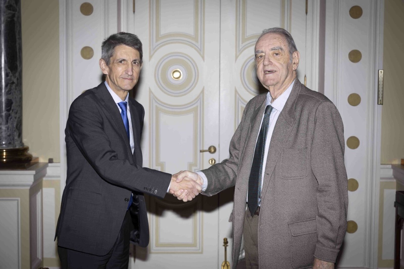 José M. Domínguez y Tomás Marco tras la firma del convenio.