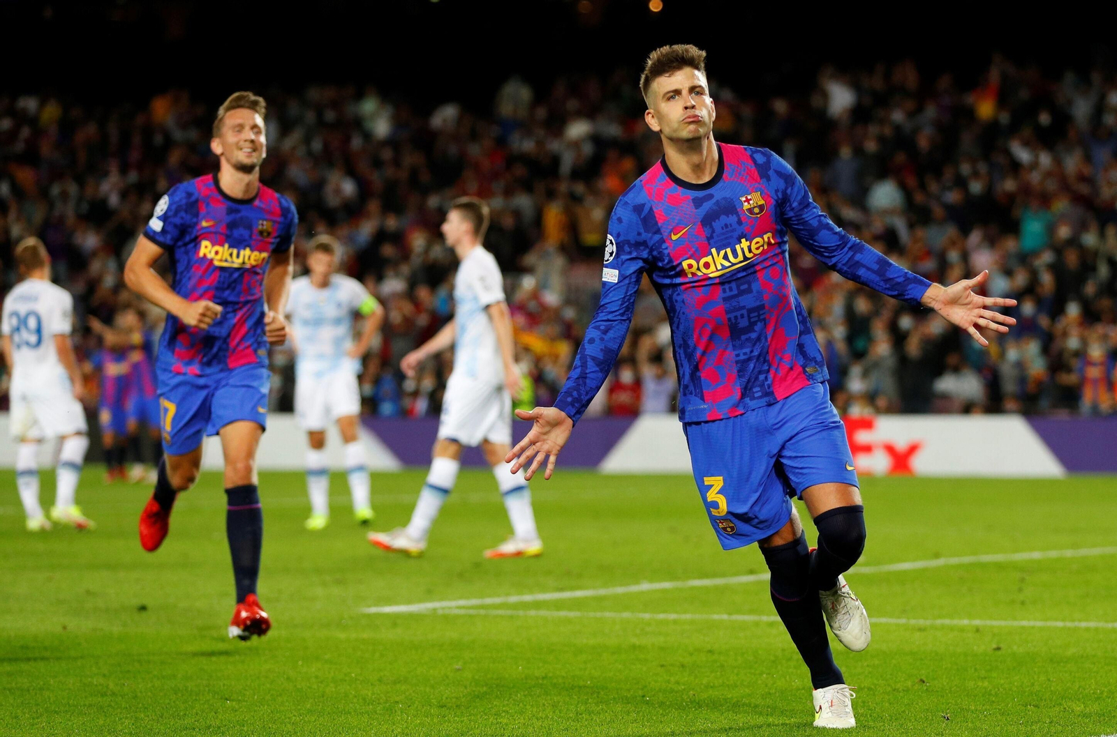 Piqué celebra el primer tanto frente al Dinamo de Kiev.