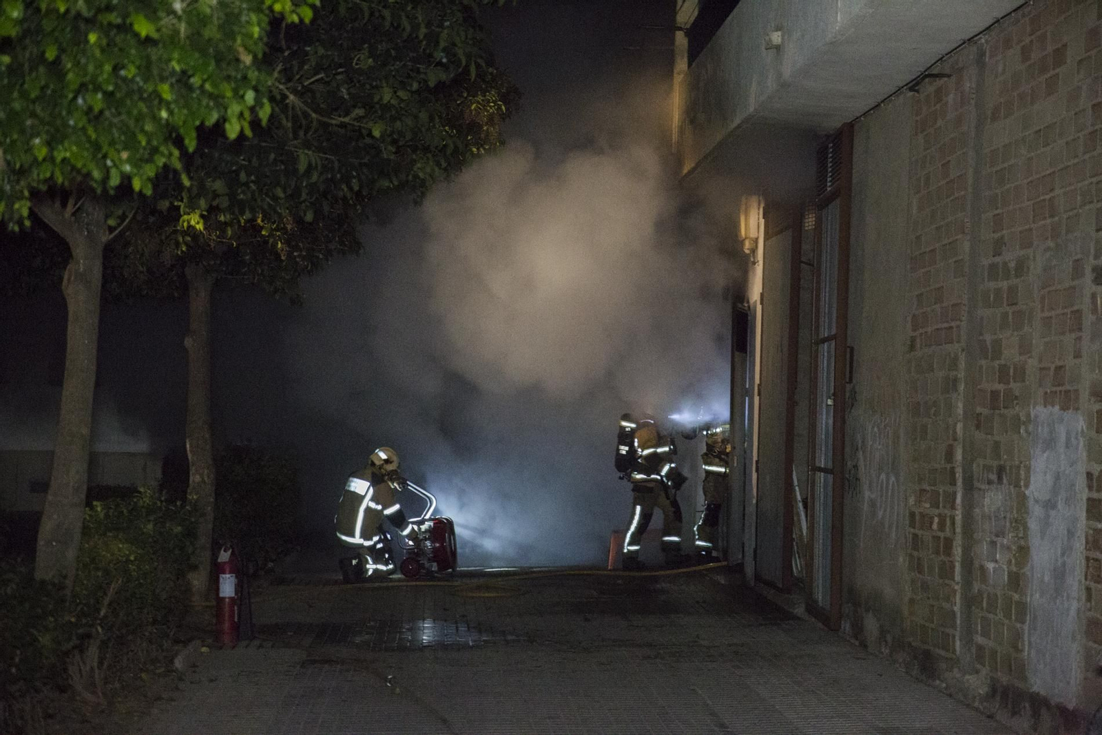 Los bomberos trabajan en la extinción del incendio en el transformador