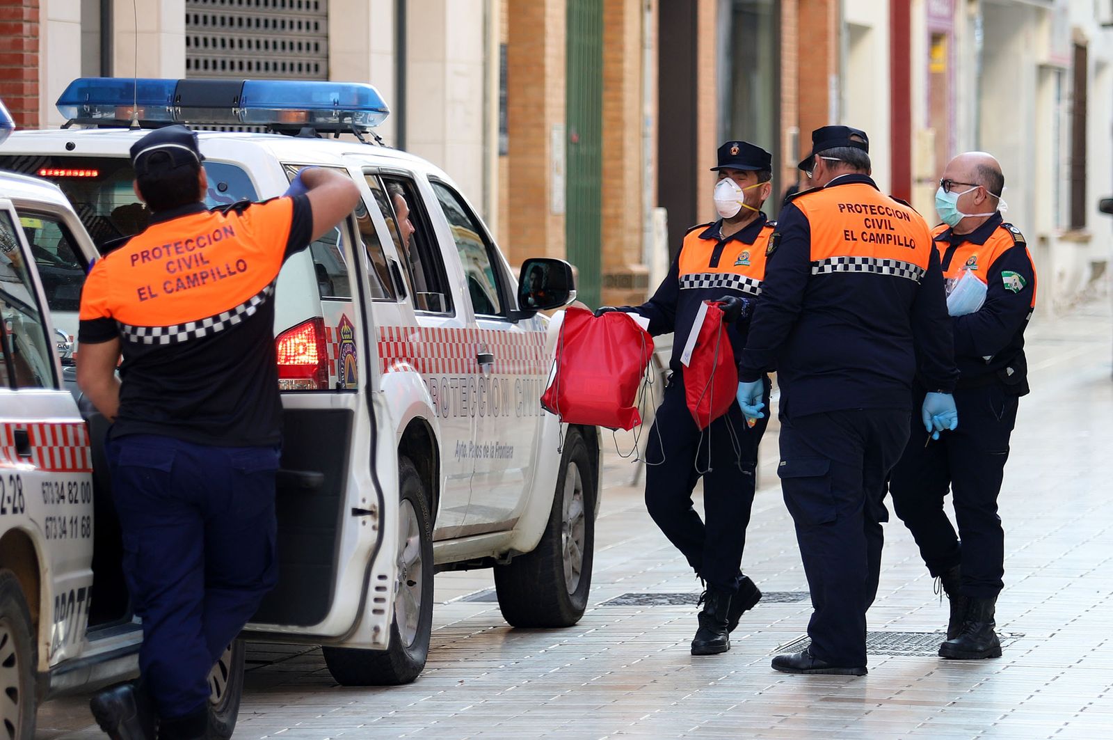 Imágenes de los cuerpos de Protección Civil recibiendo mascarillas de la Subdelegación del Gobierno