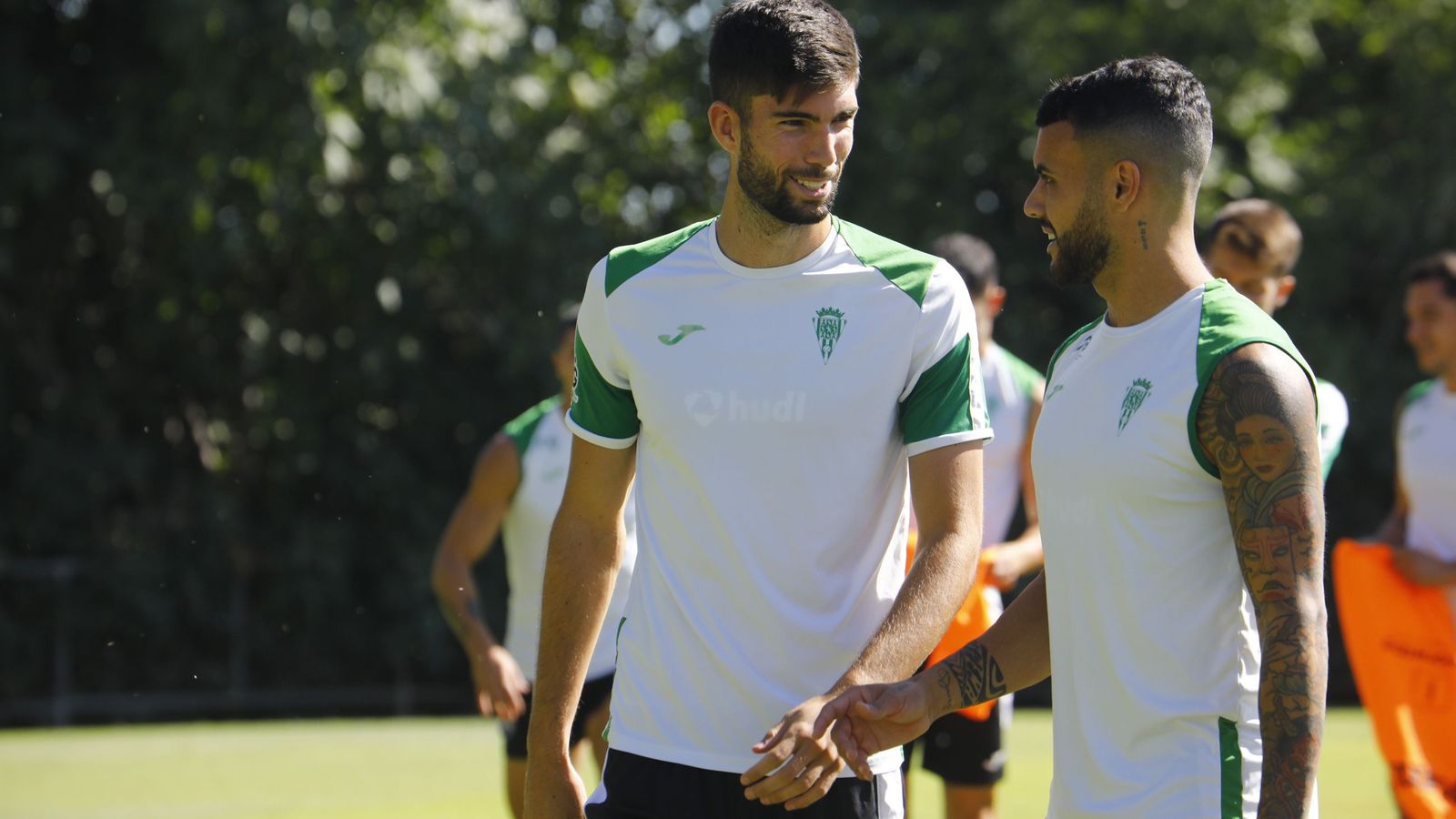 Théo Zidane dialoga con Álex Martín durante un entrenamiento.