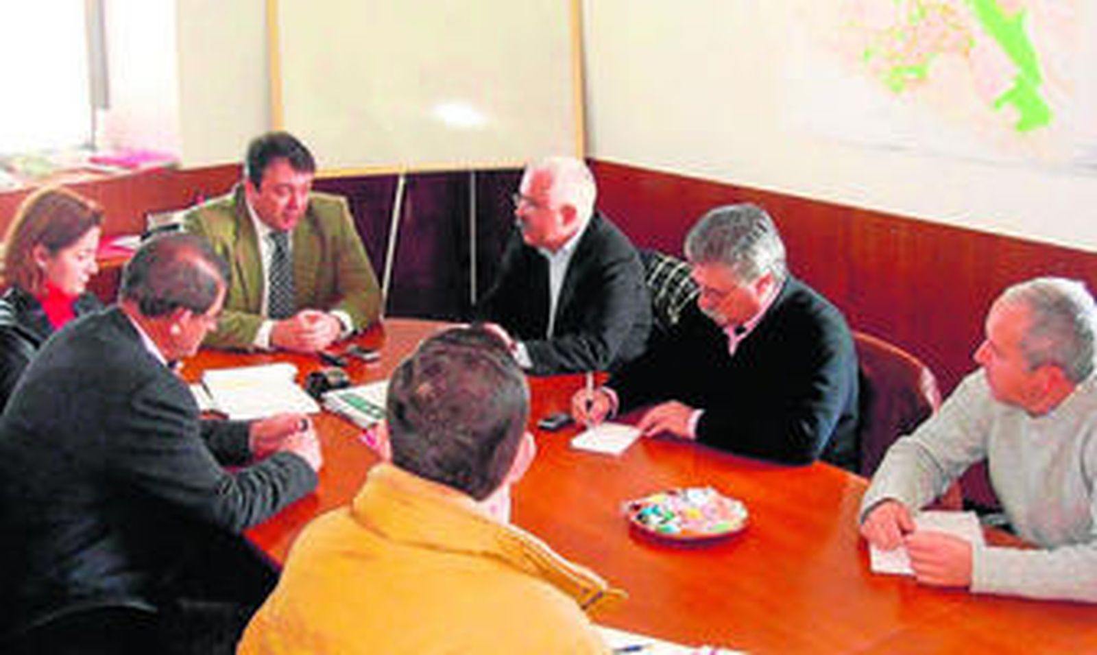 La comisión, durante su reunión en el Ayuntamiento de la localidad minera.