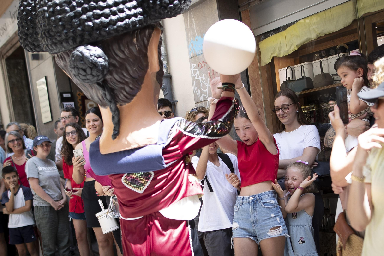 Las mejores imágenes del recorrido de la Tarasca por las calles de Granada