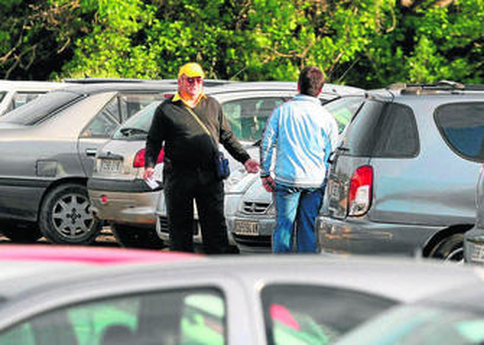 Un aparcacoches en el parking del Hospital Reina Sofía.