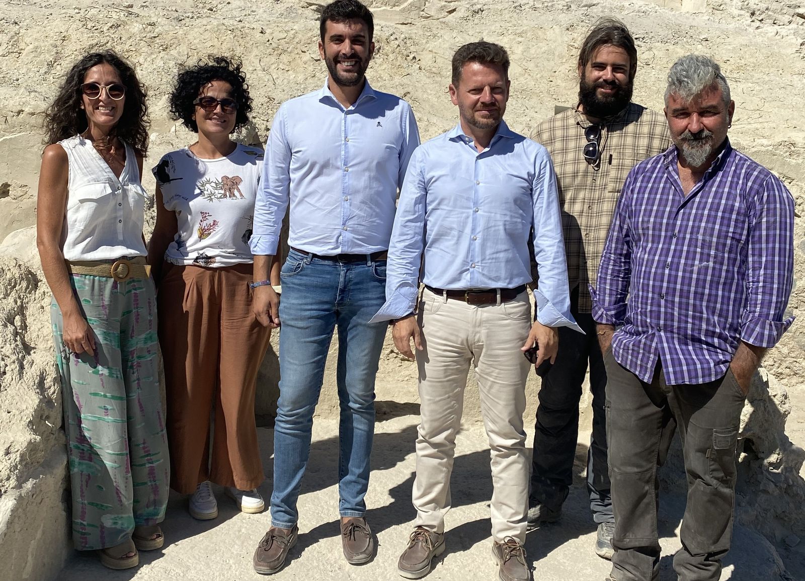 El delegado de Turismo durante su visita al yacimiento de Mojácar la Vieja junto al alcalde.