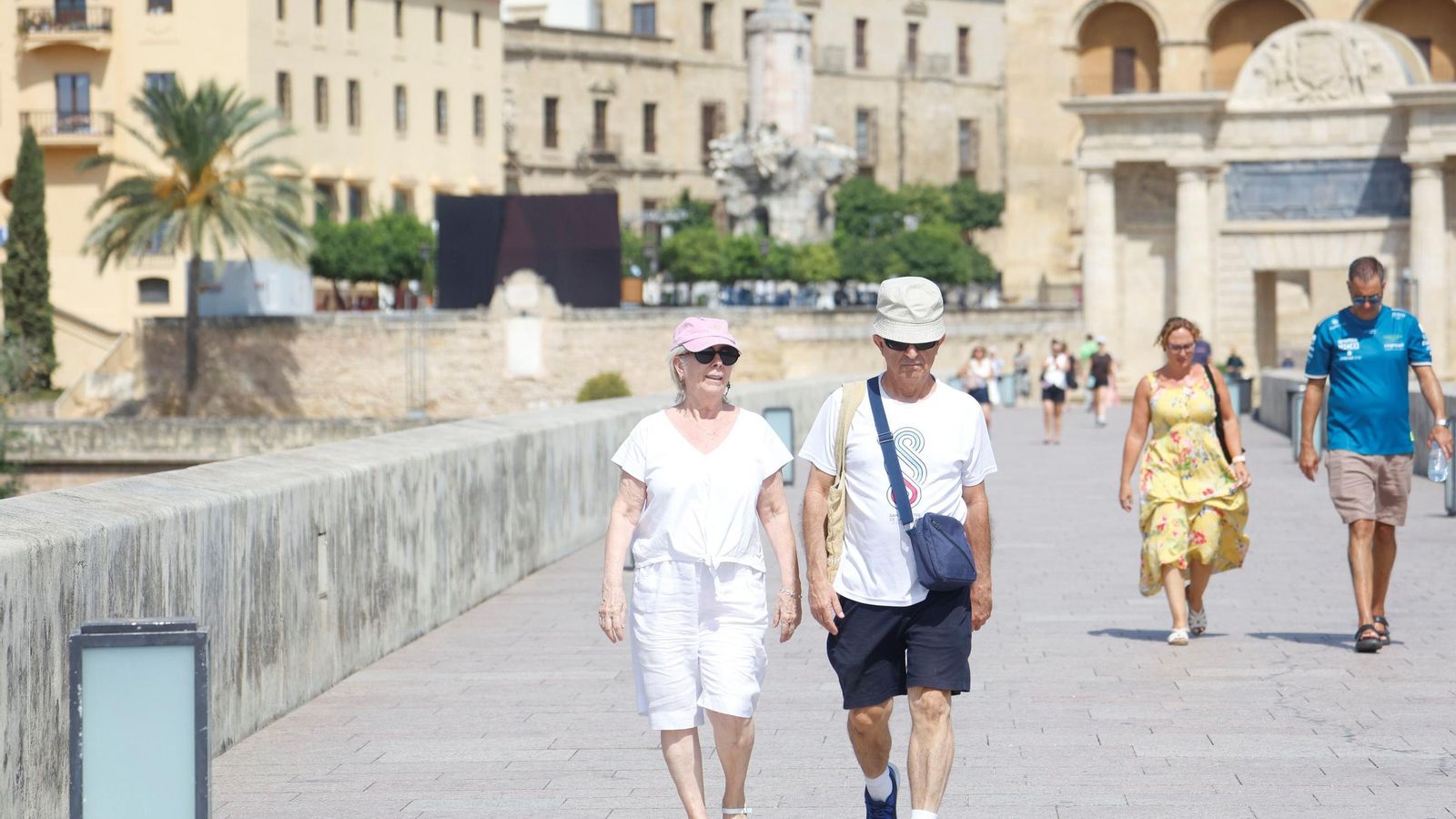 Turistas atravesando el Puente Romano de Córdoba
