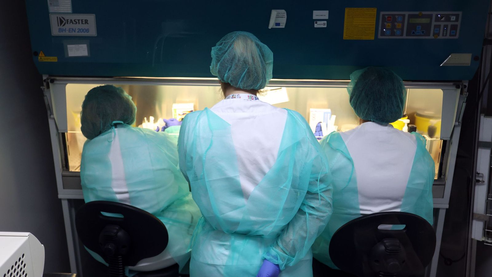 Sanitarios trabajando en una ‘sala blanca’ del Centro.