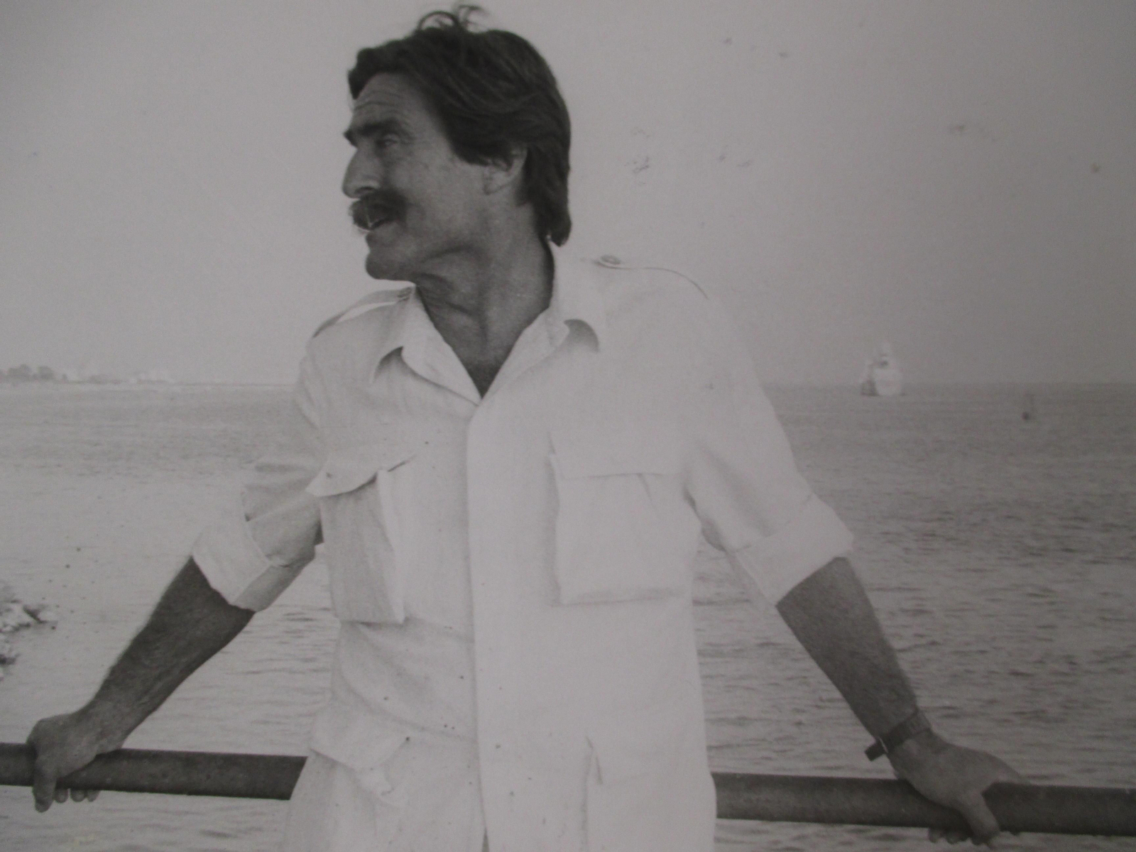 Miguel de la Quadra Salcedo ante la Costa de Huelva en una fotografía de 1991.