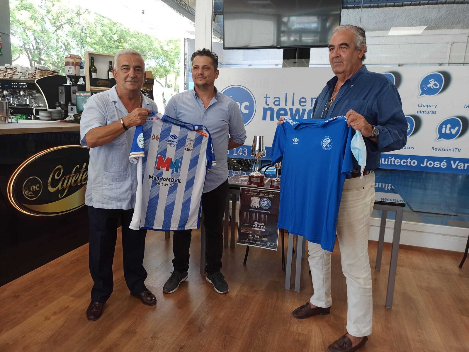 Juan Manuel Queijo e Ignacio de la Calle, presidentes del Jerez Industrial y Xerez DFC, junto a Miguel Ángel Núñez, gerente de Newcar.